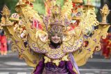 Pawai budaya saat kirab obor api PON XXI di Kota Sabang, Aceh, Selasa (27/8/2024). Api abadi PON XXI Aceh-Sumut bersumber dari Gunung Merapi Jaboi yang kemudian diserahkan oleh Pemerintah Kota Sabang kepada pasukan Panitia Besar PON XXI wilayah Aceh untuk dilakukan kirab mengelilingi 23 kabupaten/kota di Aceh. ANTARA FOTO/Khalis Surry