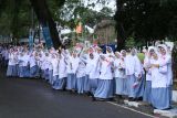 Sejumlah pelajar menyaksikan kirab obor api PON XXI di Kota Sabang, Aceh, Selasa (27/8/2024). Api abadi PON XXI Aceh-Sumut bersumber dari Gunung Merapi Jaboi yang kemudian diserahkan oleh Pemerintah Kota Sabang kepada pasukan Panitia Besar PON XXI wilayah Aceh untuk dilakukan kirab mengelilingi 23 kabupaten/kota di Aceh. ANTARA FOTO/Khalis Surry