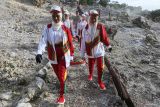 Sejumlah pasukan mengambil belerang di Gunung Merapi Jaboi yang menjadi sumber api PON XXI di Kota Sabang, Aceh, Selasa (27/8/2024). Api abadi PON XXI Aceh-Sumut bersumber dari Gunung Merapi Jaboi yang kemudian diserahkan oleh Pemerintah Kota Sabang kepada pasukan Panitia Besar PON XXI wilayah Aceh untuk dilakukan kirab mengelilingi 23 kabupaten/kota di Aceh. ANTARA FOTO/Khalis Surry