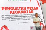 PJ Gubernur Jawa Barat Bey Machmudin memberikan kata sambutan saat Rapat Koordinasi Penguatan Peran Kecamatan di Aula Barat Gedung Sate, Bandung, Jawa Barat, Selasa (27/8/2024). Rapat koordinasi yang diikuti camat se-Jawa Barat itu mengangkat tema kolaborasi pemberdayaan ekonomi dalam rangka akselerasi pencapaian indikator strategis. ANTARA FOTO/Raisan Al Farisi/agr