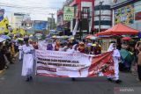 Sejumlah peserta mengikuti pawai karnaval budaya di Kota Pangkalpinang, Bangka Belitung (Babel), Selasa (27/8/2024). Karnaval budaya yang menampilkan beragam kreativitas dan inovasi dalam berkostum tersebut diselenggarakan Pemprov Babel dalam rangka menyemarakkan HUT Ke-79 Republik Indonesia. ANTARA FOTO/Bima Agustian