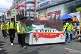 Sejumlah peserta mengikuti pawai karnaval budaya di Kota Pangkalpinang, Bangka Belitung (Babel), Selasa (27/8/2024). Karnaval budaya yang menampilkan beragam kreativitas dan inovasi dalam berkostum tersebut diselenggarakan Pemprov Babel dalam rangka menyemarakkan HUT Ke-79 Republik Indonesia. ANTARA FOTO/Bima Agustian