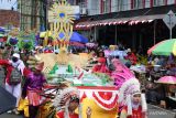 Sejumlah peserta mengikuti pawai karnaval budaya di Kota Pangkalpinang, Bangka Belitung (Babel), Selasa (27/8/2024). Karnaval budaya yang menampilkan beragam kreativitas dan inovasi dalam berkostum tersebut diselenggarakan Pemprov Babel dalam rangka menyemarakkan HUT Ke-79 Republik Indonesia. ANTARA FOTO/Bima Agustian