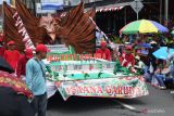 Sejumlah peserta mengikuti pawai karnaval budaya di Kota Pangkalpinang, Bangka Belitung (Babel), Selasa (27/8/2024). Karnaval budaya yang menampilkan beragam kreativitas dan inovasi dalam berkostum tersebut diselenggarakan Pemprov Babel dalam rangka menyemarakkan HUT Ke-79 Republik Indonesia. ANTARA FOTO/Bima Agustian