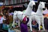 Sejumlah peserta mengikuti pawai karnaval budaya di Kota Pangkalpinang, Bangka Belitung (Babel), Selasa (27/8/2024). Karnaval budaya yang menampilkan beragam kreativitas dan inovasi dalam berkostum tersebut diselenggarakan Pemprov Babel dalam rangka menyemarakkan HUT Ke-79 Republik Indonesia. ANTARA FOTO/Bima Agustian