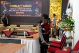 Polisi melakukan sterilisasi di lokasi pendaftaran calon kepala daerah yang akan mengikuti Pemilihan Umum Kepala Daerah (Pilkada) 2024 di kantor KPU Kota Blitar, Jawa Timur, Selasa (27/8/2024). Polres Blitar Kota menerjunkan personil untuk melakukan sterilisasi secara rutin demi keamanan dan kelancaran proses tahapan pendaftaran Pilkada serentak 2024 yang dimulai hari ini hingga Kamis (29/8/2024) mendatang. Antara Jatim/Irfan Anshori/um