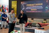 Ketua KPU Kota Blitar Rangga Bisma Aditya (kanan) berbincang dengan Kapolres Blitar Kota AKBP Danang Setyo Pambudi (dua kanan) saat sterilisasi di lokasi pendaftaran calon kepala daerah yang akan mengikuti Pemilihan Umum Kepala Daerah (Pilkada) 2024 di kantor KPU Kota Blitar, Jawa Timur, Selasa (27/8/2024). Polres Blitar Kota menerjunkan personil untuk melakukan sterilisasi secara rutin demi keamanan dan kelancaran proses tahapan pendaftaran Pilkada serentak 2024 yang dimulai hari ini hingga Kamis (29/8/2024) mendatang. Antara Jatim/Irfan Anshori/um