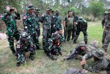 Prajurit Korps Marinir TNI AL mendengarkan prajurit Korps Marinir Amerika Serikat (USMC) dalam memberikan materi senjata mesin ringan M240 GPMG pada Latihan Gabungan Bersama (Latgabma) Super Garuda Shield (SGS) di Lapangan Tembak FX. Soepramono Bhumi Marinir Karangpilang, Surabaya, Jawa Timur, Rabu (28/8/2024). Latihan gabungan tersebut diikuti TNI, Amerika dan Singapura untuk berbagi pengetahuan dan strategi menembak menggunakan senapan agar tepat sasaran. Antara Jatim/Umarul Faruq/mas 