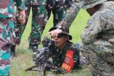 Prajurit Korps Marinir TNI AL mencoba senjata mesin ringan M240 GPMG milik Korps Marinir Amerika Serikat (USMC) saat Latihan Gabungan Bersama (Latgabma) Super Garuda Shield (SGS) di Lapangan Tembak FX. Soepramono Bhumi Marinir Karangpilang, Surabaya, Jawa Timur, Rabu (28/8/2024). Latihan gabungan tersebut diikuti TNI, Amerika dan Singapura untuk berbagi pengetahuan dan strategi menembak menggunakan senapan agar tepat sasaran. Antara Jatim/Umarul Faruq/mas 