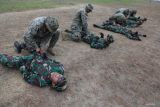 Prajurit Korps Marinir Amerika Serikat (USMC) memberikan pertolongan pertama kepada prajurit Korps Marinir TNI AL yang luka pada Latihan Gabungan Bersama (Latgabma) Super Garuda Shield (SGS) di Lapangan Tembak FX. Soepramono Bhumi Marinir Karangpilang, Surabaya, Jawa Timur, Rabu (28/8/2024). Latihan tersebut dilaksanakan untuk menyelamatkan pasukan di medan pertempuran dengan cepat dan tepat dalam penanganan medis. Antara Jatim/Umarul Faruq/mas