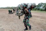 Prajurit Korps Marinir TNI AL mengevakuasi korban prajurit Korps Marinir Amerika Serikat (USMC) pada Latihan Gabungan Bersama (Latgabma) Super Garuda Shield (SGS) di Lapangan Tembak FX. Soepramono Bhumi Marinir Karangpilang, Surabaya, Jawa Timur, Rabu (28/8/2024). Latihan tersebut dilaksanakan untuk menyelamatkan pasukan di medan pertempuran dengan cepat dan tepat dalam penanganan medis. Antara Jatim/Umarul Faruq/mas