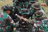 Prajurit Korps Marinir TNI AL bersama prajurit Korps Marinir Amerika Serikat (USMC) memberikan pertolongan pertama pada korban saat Latihan Gabungan Bersama (Latgabma) Super Garuda Shield (SGS) di Lapangan Tembak FX. Soepramono Bhumi Marinir Karangpilang, Surabaya, Jawa Timur, Rabu (28/8/2024). Latihan tersebut dilaksanakan untuk menyelamatkan pasukan di medan pertempuran dengan cepat dan tepat dalam penanganan medis. Antara Jatim/Umarul Faruq/mas