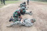 Prajurit Korps Marinir TNI AL memberikan pertolongan pertama kepada prajurit Korps Marinir Amerika Serikat (USMC) yang luka pada Latihan Gabungan Bersama (Latgabma) Super Garuda Shield (SGS) di Lapangan Tembak FX. Soepramono Bhumi Marinir Karangpilang, Surabaya, Jawa Timur, Rabu (28/8/2024). Latihan tersebut dilaksanakan untuk menyelamatkan pasukan di medan pertempuran dengan cepat dan tepat dalam penanganan medis. Antara Jatim/Umarul Faruq/mas