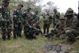 Prajurit Korps Marinir TNI AL mendengarkan prajurit Korps Marinir Amerika Serikat (USMC) dalam memberikan materi senjata mesin ringan M240 GPMG pada Latihan Gabungan Bersama (Latgabma) Super Garuda Shield (SGS) di Lapangan Tembak FX. Soepramono Bhumi Marinir Karangpilang, Surabaya, Jawa Timur, Rabu (28/8/2024). Latihan gabungan tersebut diikuti TNI, Amerika dan Singapura untuk berbagi pengetahuan dan strategi menembak menggunakan senapan agar tepat sasaran. Antara Jatim/Umarul Faruq/mas 