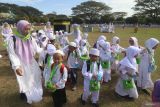 Sejumlah anak dibimbing guru mengikuti latihan manasik haji di Lapangan Brigif 16 Wira Yudha, Kota Kediri, Jawa Timur, Rabu (28/8/2024). Latihan manasik haji yang diikuti ribuan anak dari sekolah tingkat Raudhatul Athfal se-Kota Kediri di bawah naungan Kementerian Agama tersebut bertujuan memperkenalkan rukun Islam ke lima bagi anak sejak dini. Antara Jatim/Prasetia Fauzani/um