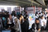 Sejumlah pencari kerja mencari informasi lowongan pada acara Kediri Urban Job Fair 2024 di Taman Brantas, Kota Kediri, Jawa Timur, Rabu (28/8/2024). Pemerintah daerah setempat bekerja sama dengan 62 perusahaan menyelenggarakan bursa kerja yang menyediakan kuota sedikitnya 3.500 lowongan pekerjaan sebagai upaya mengurangi jumlah pengangguran. Antara Jatim/Prasetia Fauzani/um