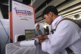 Seorang pencari kerja mengisi data diri pada acara Kediri Urban Job Fair 2024 di Taman Brantas, Kota Kediri, Jawa Timur, Rabu (28/8/2024). Pemerintah daerah setempat bekerja sama dengan 62 perusahaan menyelenggarakan bursa kerja yang menyediakan kuota sedikitnya 3.500 lowongan pekerjaan sebagai upaya mengurangi jumlah pengangguran. Antara Jatim/Prasetia Fauzani/um