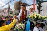 Pasangan bakal calon Wali Kota Batu Firhando Gumelar (kiri) dan Rudi (kanan) menyapa simpatisan saat mendaftar di KPU Kota Batu, Jawa Timur, Rabu (28/8/2024). Firhando Gumelar dan Rudi resmi mendaftarkan diri sebagai peserta Pilwalkot Batu dengan didampingi Partai Golkar, PAN, Demokrat dan PKS. Antara Jatim/Muhammad Mada/um