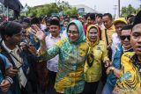 Pasangan bakal calon Gubernur dan Wakil Gubernur Banten Airin Rachmi Diany (tengah) dan Ade Sumardi (kedua kiri) didampingi Ketua DPD Partai Golkar Banten Ratu Tatu Chasanah (kanan) menyapa pendukung saat tiba di Kantor KPU Provinsi Banten, Kota Serang, Banten, Rabu (28/8/2024). Airin Rachmi Diany dan Ade Sumardi resmi mendaftarkan diri sebagai peserta Pilgub Banten 2024 dengan dukungan tujuh partai yakni PDIP, Golkar, PBB, PKN, Partai Buruh, Partai Ummat dan Gelora. ANTARA FOTO/Galih Pradipta