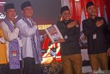 Bakal calon Bupati Serang Andika Hazrumi (kedua kiri) didampingi balon Wabup Nanang Supriatna (kiri) berfoto bersama saat menyerahkan berkas pendaftaran kepada Ketua KPU Kabupaten Serang Muhammad Nasehudin (kedua kanan) didampingi Komisioner Dede Abdurrosyid (kanan) di Serang, Banten, Rbu (28/8/2024). Pasangan Andika-Nanang mendaftarkan diri sebagai balon Bupati Serang dengan diusung enam partai politik masing yaitu Golkar, PDIP, PKB, PAN, Demokrat, PPP dan PKN (Partai Kebangkitan Nusantara). ANTARA FOTO/Asep Fathulrahman