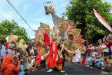 Peserta memperagakan kostum berbahan bambu dengan konsep penari gandrung pada Festival Bamboo Gintangan di Banyuwangi, Jawa Timur, Selasa (28/8/2024). Festival tersebut digelar sebagai ajang kreativitas para perajin bambu di Desa Gintangan guna mengenalkan daerahnya sebagai sentra kerajinan bambu. ANTARA Jatim/Budi Candra Setya/mas.