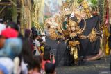 Peserta memperagakan kostum berbahan bambu pada Festival Bamboo Gintangan di Banyuwangi, Jawa Timur, Selasa (28/8/2024). Festival tersebut digelar sebagai ajang kreativitas para perajin bambu di Desa Gintangan guna mengenalkan daerahnya sebagai sentra kerajinan bambu. ANTARA Jatim/Budi Candra Setya/mas.