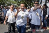 Pasangan bakal calon Wali Kota dan Wakil Wali Kota Bandung Haru Suandharu (tengah) dan Dhani Wirianata (kanan) berjalan untuk melakukan pendaftaran di Kantor KPU Kota Bandung, Jawa Barat, Rabu (28/8/2024). Pasangan Haru Suandharu dan Dhani Wirianata mendaftarkan diri sebagai peserta Pemilu Wali Kota Bandung 2024 dengan didukung oleh koalisi PKS dan Gerindra. ANTARA FOTO/Novrian Arbi/agr