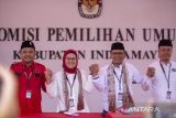 Bakal calon Bupati Indramayu Nina Agustina (kedua kiri) bersama bakal calon Wakil Bupati Indramayu Tobroni (kedua kanan) bergandengan tangan usai mendaftar di Kantor KPU Kabupaten Indramayu, Jawa Barat, Rabu (28/8/2024). Pasangan Nina Agustina-Tobroni mendaftarkan diri sebagai bakal calon Bupati Indramayu yang diusung PDIP, PKB, Partai Demokrat, dan Perindo. ANTARA FOTO/Dedhez Anggara/agr