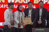 Ketua KPU Indramayu Masykur (kedua kanan) menerima berkas pendaftaran bakal calon Bupati Indramayu Nina Agustina (kedua kiri) bersama bakal calon Wakil Bupati Tobroni (kiri) di Kantor KPU Kabupaten Indramayu, Jawa Barat, Rabu (28/8/2024). Pasangan Nina Agustina-Tobroni mendaftarkan diri sebagai bakal calon Bupati Indramayu yang diusung PDIP, PKB, Partai Demokrat, dan Perindo. ANTARA FOTO/Dedhez Anggara/agr