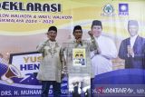 Bakal calon wali kota Tasikmalaya dan Balon wakil wali kota Tasikmalaya M Yusuf (kanan) - Hendro Nugraha (kiri) menyampaikan orasi politik sebelum pendaftaran Pilkada 2024 di KPU Kota Tasikmalaya, Jawa Barat, Rabu (28/8/2024). Pasangan M Yusuf dan Hendro Nugraha mendaftarkan diri sebagai bakal calon walikota Tasikmalaya yang diusung oleh partai Golkar dan PAN. ANTARA FOTO/Adeng Bustomi/agr