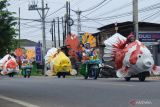 Peserta pawai kendaraan hias melintas di sepanjang jalan Yos Sudarso, Pangkalbalam, Pangkalpinang Bangka Belitung, Rabu (28/8/2024). Pawai kendaraan hias tersebut diselenggarakan Pemerintah Provinsi Kepulauan Bangka Belitung (Babel) dalam rangka memeriahkan HUT Ke-79 Republik Indonesia. ANTARA FOTO/Bima Agustian