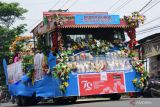 Peserta pawai kendaraan hias melintas di sepanjang jalan Yos Sudarso, Pangkalbalam, Pangkalpinang Bangka Belitung, Rabu (28/8/2024). Pawai kendaraan hias tersebut diselenggarakan Pemerintah Provinsi Kepulauan Bangka Belitung (Babel) dalam rangka memeriahkan HUT Ke-79 Republik Indonesia. ANTARA FOTO/Bima Agustian