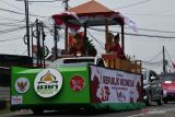 Peserta pawai kendaraan hias melintas di sepanjang jalan Yos Sudarso, Pangkalbalam, Pangkalpinang Bangka Belitung, Rabu (28/8/2024). Pawai kendaraan hias tersebut diselenggarakan Pemerintah Provinsi Kepulauan Bangka Belitung (Babel) dalam rangka memeriahkan HUT Ke-79 Republik Indonesia. ANTARA FOTO/Bima Agustian