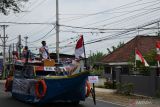 Peserta pawai kendaraan hias melintas di sepanjang jalan Yos Sudarso, Pangkalbalam, Pangkalpinang Bangka Belitung, Rabu (28/8/2024). Pawai kendaraan hias tersebut diselenggarakan Pemerintah Provinsi Kepulauan Bangka Belitung (Babel) dalam rangka memeriahkan HUT Ke-79 Republik Indonesia. ANTARA FOTO/Bima Agustian