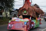 Peserta pawai kendaraan hias melintas di sepanjang jalan Yos Sudarso, Pangkalbalam, Pangkalpinang Bangka Belitung, Rabu (28/8/2024). Pawai kendaraan hias tersebut diselenggarakan Pemerintah Provinsi Kepulauan Bangka Belitung (Babel) dalam rangka memeriahkan HUT Ke-79 Republik Indonesia. ANTARA FOTO/Bima Agustian