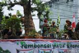 Peserta pawai kendaraan hias melintas di sepanjang jalan Yos Sudarso, Pangkalbalam, Pangkalpinang Bangka Belitung, Rabu (28/8/2024). Pawai kendaraan hias tersebut diselenggarakan Pemerintah Provinsi Kepulauan Bangka Belitung (Babel) dalam rangka memeriahkan HUT Ke-79 Republik Indonesia. ANTARA FOTO/Bima Agustian