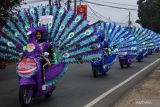 Peserta pawai kendaraan hias melintas di sepanjang jalan Yos Sudarso, Pangkalbalam, Pangkalpinang Bangka Belitung, Rabu (28/8/2024). Pawai kendaraan hias tersebut diselenggarakan Pemerintah Provinsi Kepulauan Bangka Belitung (Babel) dalam rangka memeriahkan HUT Ke-79 Republik Indonesia. ANTARA FOTO/Bima Agustian