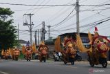 Peserta pawai kendaraan hias melintas di sepanjang jalan Yos Sudarso, Pangkalbalam, Pangkalpinang Bangka Belitung, Rabu (28/8/2024). Pawai kendaraan hias tersebut diselenggarakan Pemerintah Provinsi Kepulauan Bangka Belitung (Babel) dalam rangka memeriahkan HUT Ke-79 Republik Indonesia. ANTARA FOTO/Bima Agustian