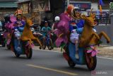 Peserta pawai kendaraan hias melintas di sepanjang jalan Yos Sudarso, Pangkalbalam, Pangkalpinang Bangka Belitung, Rabu (28/8/2024). Pawai kendaraan hias tersebut diselenggarakan Pemerintah Provinsi Kepulauan Bangka Belitung (Babel) dalam rangka memeriahkan HUT Ke-79 Republik Indonesia. ANTARA FOTO/Bima Agustian