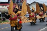 Peserta pawai kendaraan hias melintas di sepanjang jalan Yos Sudarso, Pangkalbalam, Pangkalpinang Bangka Belitung, Rabu (28/8/2024). Pawai kendaraan hias tersebut diselenggarakan Pemerintah Provinsi Kepulauan Bangka Belitung (Babel) dalam rangka memeriahkan HUT Ke-79 Republik Indonesia. ANTARA FOTO/Bima Agustian