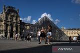 Museum Louvre Paris ditutup karena koleksi perhiasan Napoleon dirampok