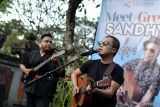 Penyanyi Sandhy Sondoro (kanan) diiringi oleh Gitaris Ibnu Borneo bernyanyi menghibur penggemarnya saat berkunjung ke Kantor LKBN Antara Biro Bali di Denpasar, Bali, Rabu (28/8/2024). Dalam kunjungan itu Sandhy Sondoro membawakan sejumlah lagu seperti Malam Biru, Tak Pernah Padam dan Tiba-Tiba Cinta sekaligus bertemu dengan penggemarnya dalam kegiatan Meet and Greet. ANTARA FOTO/Fikri Yusuf/wsj.