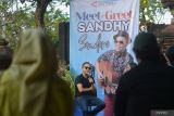 Penyanyi Sandhy Sondoro menjawab sejumlah pertanyaan dalam sesi bincang-bincang saat berkunjung ke Kantor LKBN Antara Biro Bali di Denpasar, Bali, Rabu (28/8/2024). Dalam kunjungan itu Sandhy Sondoro membawakan sejumlah lagu seperti Malam Biru, Tak Pernah Padam dan Tiba-Tiba Cinta sekaligus bertemu dengan penggemarnya dalam kegiatan Meet and Greet. ANTARA FOTO/Fikri Yusuf/wsj.