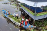 PT SBA WI dan BMH bersama warga desa bersihkan Sungai Buntuan