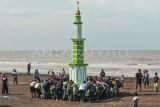 Warga mengangkat menara adat setibanya di Pantai Babussalam menjelang pelaksanaan tradisi mandi safar 2024 di Air Hitam Laut, Tanjung Jabung Timur, Jambi, Selasa (27/8/2024). Kegiatan itu bagian dalam rangkaian persiapan menjelang puncak pelaksanaan tradisi mandi safar yang dilaksanakan setiap Rabu terakhir di bulan safar atau jatuh pada 28 Agustus 2024. ANTARA FOTO/Wahdi Septiawan/Spt.