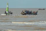 Warga menarik menara adat menggunakan kapal di Pantai Babussalam menjelang pelaksanaan tradisi mandi safar 2024 di Air Hitam Laut, Tanjung Jabung Timur, Jambi, Selasa (27/8/2024). Kegiatan itu bagian dalam rangkaian persiapan menjelang puncak pelaksanaan tradisi mandi safar yang dilaksanakan setiap Rabu terakhir di bulan safar atau jatuh pada 28 Agustus 2024. ANTARA FOTO/Wahdi Septiawan/Spt.