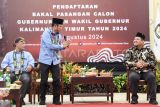 Ketua Komisi Pemilihan Umum (KPU) Provinsi Kalimantan Timur Fahmi Idris (kanan) menyaksikan bakal calon Gubernur Kaltim Rudy Mas'ud (kedua kiri) didampingi bakal calon Wakil Gubernur Seno Aji (kiri) saat akan memberikan sambutan ketika mendaftar di KPU Provinsi Kaltim, di Samarinda, Kamis (29/8/2024). Pasangan Rudy Mas'ud-Seno Aji resmi mendaftarkan diri sebagai peserta Pilkada Kaltim 2024 dengan dukungan dari partai politik yang tergabung dalam Koalisi Indonesia Maju (KIM) Plus. Antara Kaltim/M Risyal Hidayat