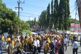 Bapaslon Kartini-Muzakkir diantar relawan saat mendaftar di KPU Sinjai