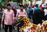 Bakal calon Wali Kota Madiun Maidi (kiri) bersama bakal calon Wakil Wali Kota Bagus Panuntun (ketiga kiri) dan sejumlah pendukung mendatangi kantor KPU untuk mendaftarkan diri sebagai pasangan bakal calon peserta Pilkada di KPU Kota Madiun, Jawa Timur, Rabu (28/8/2024). Pasangan Maidi-Bagus Panuntun mendaftarkan diri sebagai bakal calon Wali Kota Madiun yang diusulkan oleh 11 parpol, terdiri 11 parpol yaitu Partai Demokrat, PSI, PKB, Partai Gerindra, Partai Nasdem, PKS, PAN, PPP, Partai Gelora, PBB, Partai Rakyat Adil Makmur (Prima). Antara Jatim/Siswowidodo/um 