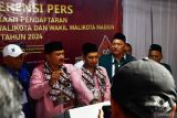 Bakal calon Wali Kota Madiun Maidi (kedua kiri) didampingi bakal calon Wakil Wali Kota Bagus Panuntun (ketiga kiri) dan sejumlah pengurus parpol pengusul menjawab wartawan seusai mendaftarkan diri sebagai pasangan bakal calon peserta Pilkada di KPU Kota Madiun, Jawa Timur, Rabu (28/8/2024). Pasangan Maidi-Bagus Panuntun mendaftarkan diri sebagai bakal calon Wali Kota Madiun yang diusulkan oleh 11 parpol, terdiri 11 parpol yaitu Partai Demokrat, PSI, PKB, Partai Gerindra, Partai Nasdem, PKS, PAN, PPP, Partai Gelora, PBB, Partai Rakyat Adil Makmur (Prima). Antara Jatim/Siswowidodo/um 